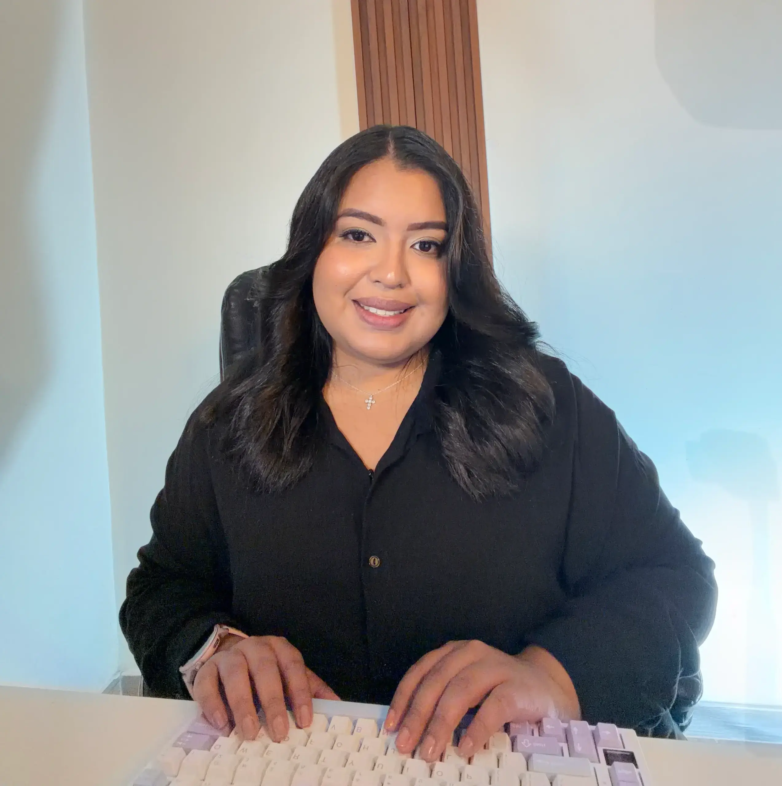 Lui sentada con su teclado